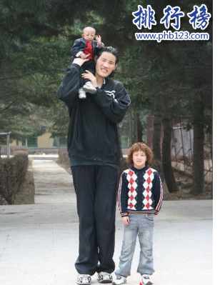 世界十大巨人排行榜:第七位女子比姚明还高29厘米