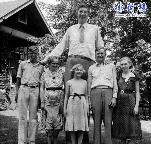 世界上最高的人是谁,身高3.17米比篮筐还高