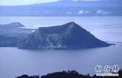 <font color='#333333'>世界上最小的活火山，塔尔火山（相对高度仅200米）</font>